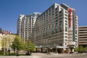 un gran edificio con un cartel en el costado en Marriott Downtown at CF Toronto Eaton Centre, en Toronto