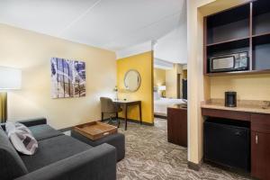 uma sala de estar com um sofá e um quarto em SpringHill Suites by Marriott Wheeling Triadelphia Area em Wheeling
