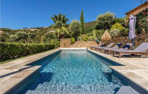 ラ・ロンド・レ・モールにあるBeautiful Home In La Londe Les Maures With 3 Bedrooms, Wifi And Outdoor Swimming Poolのスイミングプール(椅子付)、ヴィラ