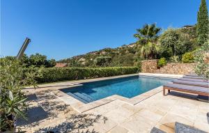 Amazing Home In La Londe Les Maures With House Sea Viewの敷地内または近くにあるプール