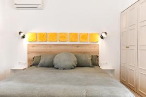 a bedroom with a large bed with two lights on it at Casa Maui in Banyoles