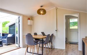 comedor con mesa y sillas en 2 Bedroom Amazing Home In Kirke Sby, en Kirke Såby