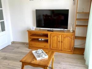 Televízia a/alebo spoločenská miestnosť v ubytovaní Carlos V