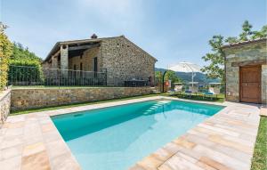 einen Pool im Hinterhof eines Hauses in der Unterkunft Antico Seccatoio in Chitignano