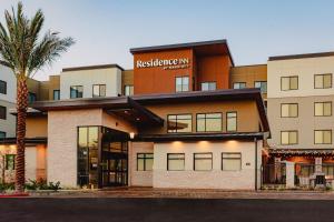 レッドランズにあるResidence Inn by Marriott Loma Linda Redlandsの前にヤシの木がある建物