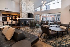 um átrio com um sofá e mesas e uma lareira em Residence Inn by Marriott Loma Linda Redlands em Redlands
