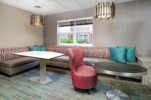 - une salle d'attente avec un canapé, une table et une chaise dans l'établissement Residence Inn by Marriott Provo, à Provo