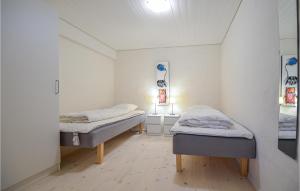 Habitación con 2 camas en una habitación en Mllen, en Ebeltoft