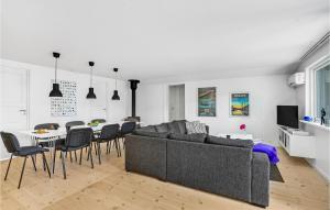Amazing Home In Vggerlse With 5 Bedrooms, Sauna And Wifi في Bøtø By: غرفة معيشة مع أريكة وطاولة