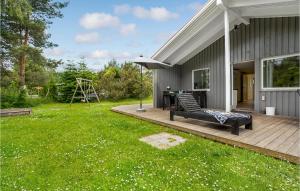 Bøtø ByにあるAmazing Home In Vggerlse With 5 Bedrooms, Sauna And Wifiの庭にベンチ付きのデッキのある家