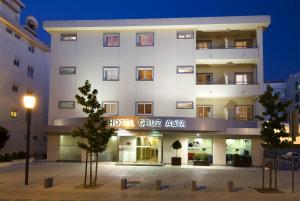 budynek hotelowy z znakiem alfa grupy hotelowej z przodu w obiekcie Hotel Cruz Alta w Fatimie