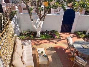 トレモリノスにあるLovely Andalusian Loft in torremolinosのパティオ(ベンチ、テーブル、木付)