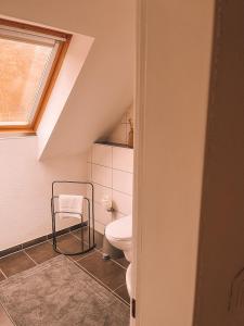 łazienka z toaletą i oknem w obiekcie Magaré Hotel & Restaurant w mieście Lahnstein