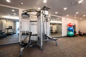 un gimnasio con equipo cardiovascular en una habitación en Residence Inn by Marriott Richmond at the Notch en Richmond