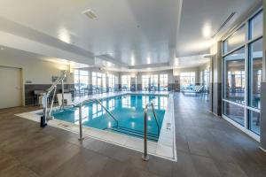 - une grande piscine dans un grand bâtiment dans l'établissement Residence Inn by Marriott Richmond at the Notch, à Richmond