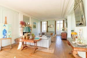 ein Wohnzimmer mit einem Sofa und einem Tisch in der Unterkunft Domaine de Vauluisant in Courgenay