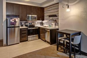 A kitchen or kitchenette at Residence Inn by Marriott Tulsa Midtown