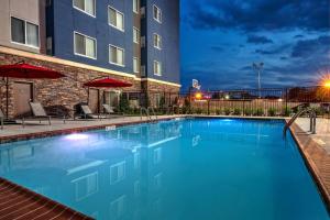 una gran piscina frente a un hotel en Residence Inn by Marriott Tulsa Midtown en Tulsa