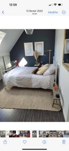 - une chambre avec un lit et un mur bleu dans l'établissement Chambre chez particulier 10mn du circuit, à Changé