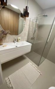 łazienka z prysznicem, umywalką i lustrem w obiekcie Apartament Lublin Centrum "Angora Cat" w mieście Lublin