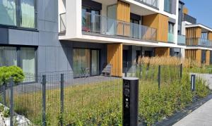 budynek z płotem przed nim w obiekcie Apartament Lublin Centrum "Angora Cat" w mieście Lublin