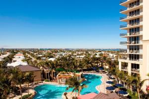 棕櫚灘海岸的住宿－笙歌島棕櫚灘萬豪度假酒店暨Spa，享有度假村的空中景致,设有游泳池和棕榈树