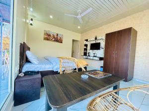 a room with a bed and a table and chairs at IN APPLE ESTATE KANATAL - Himalayan View Resort with Courteous Staff in Kanatal