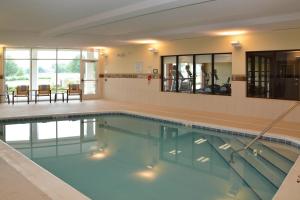 a large swimming pool with clear water in a building at Courtyard by Marriott Youngstown Canfield in Canfield