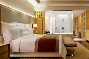 Postel nebo postele na pokoji v ubytování JW Marriott Hotel Chandigarh