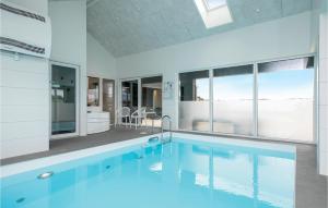 uma grande piscina numa casa em Stunning Home In Lkken With Outdoor Swimming Pool em Løkken