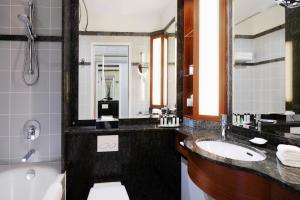 Ein Badezimmer in der Unterkunft Warsaw Marriott Hotel