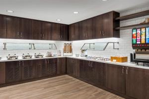 cocina grande con armarios de madera y suelo de madera en Residence Inn by Marriott Portland Clackamas, en Clackamas