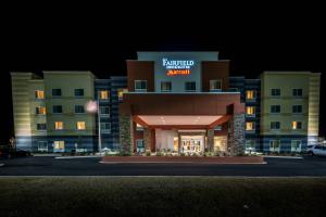 una representación de un hotel por la noche en Fairfield Inn & Suites by Marriott Meridian en Meridian