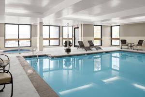 a pool with blue water in a hotel room at Courtyard Paducah West in Paducah