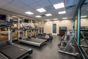 een fitnessruimte met loopbanden en machines in een kamer bij Fairfield Inn & Suites by Marriott Meridian in Meridian