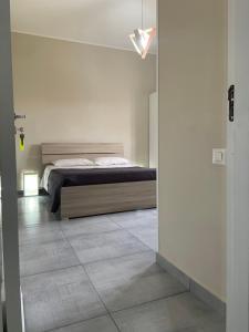 sypialnia z łóżkiem i podłogą wyłożoną kafelkami w obiekcie B&B Alle porte di Caserta w mieście Caserta