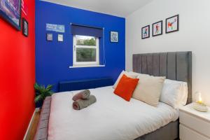 Un dormitorio azul con una cama con un osito de peluche. en FLATZY - Iconic Beatles and Liverpool Culture Home, en Liverpool