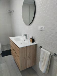 y baño con lavabo y espejo. en Os Carballás-Vilaboa-Pazos nº54, en Vilaboa