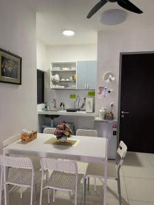 cocina con mesa blanca y sillas y cocina con nevera en Sheera Islamic Homestay 2r2bathroom Free Wifi with tv channels Netflix Coway Water en Cheras