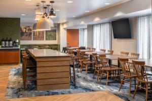Fairfield Inn Spokane Downtown في سبوكان: غرفة طعام كبيرة مع طاولات وكراسي