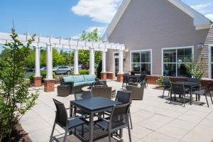 een patio met tafels en stoelen voor een huis bij Residence Inn by Marriott Harrisonburg in Harrisonburg