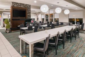 een conferentieruimte met tafels en stoelen en een flatscreen-tv bij Residence Inn by Marriott Harrisonburg in Harrisonburg