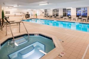 een groot binnenzwembad met een hot tub bij Residence Inn by Marriott Harrisonburg in Harrisonburg