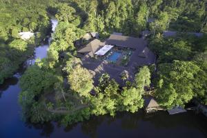 eine Luftansicht eines Hauses in der Mitte eines Flusses in der Unterkunft Mulu Marriott Resort in Gunung Mulu Nationalpark