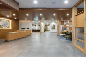 un vestíbulo vacío de un hospital con una sala de espera y una espera en Fairfield Inn & Suites by Marriott Salmon Arm, en Salmon Arm