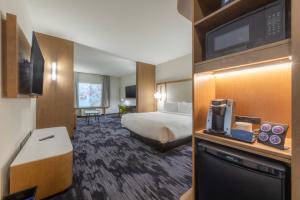 um quarto de hotel com uma cama e uma televisão em Fairfield Inn & Suites by Marriott Salmon Arm em Salmon Arm