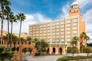 um edifício com uma torre de relógio em cima em Renaissance Tampa International Plaza Hotel em Tampa