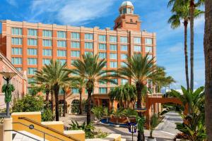 een groot oranje gebouw met palmbomen ervoor bij Renaissance Tampa International Plaza Hotel in Tampa