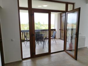 Camera con porte scorrevoli in vetro e balcone. di Pensiunea Florilor Satu Mare a Satu Mare Altre 24 foto