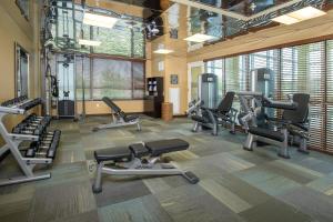 een fitnessruimte met diverse loopbanden en cardio-apparatuur bij Residence Inn by Marriott Arlington Ballston in Arlington